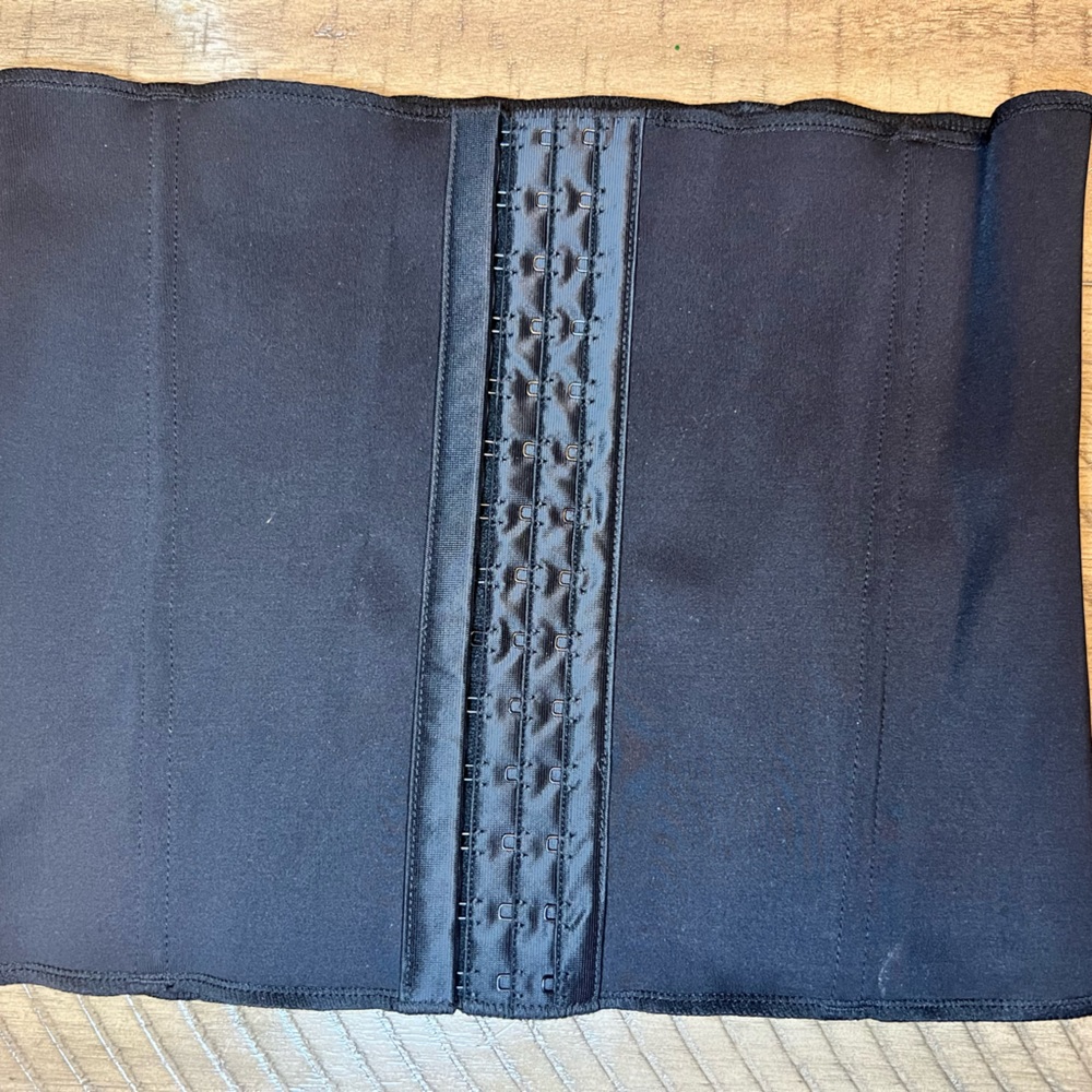 Skims waist trainer